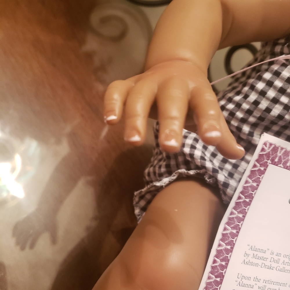 ASHTON-DRAKE GALLERIES "ALANNA" DOLL - Picture 5 of 6